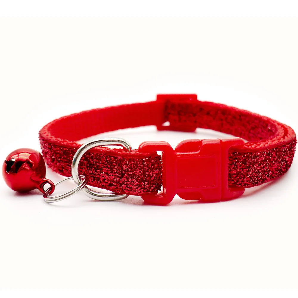 Rote glitzernde, verstellbare Halsband für Haustiere mit silberner Glocke.