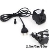 Pompe submersive noire avec cordon et multiples connecteurs de sortie pour aquariums et fontaines