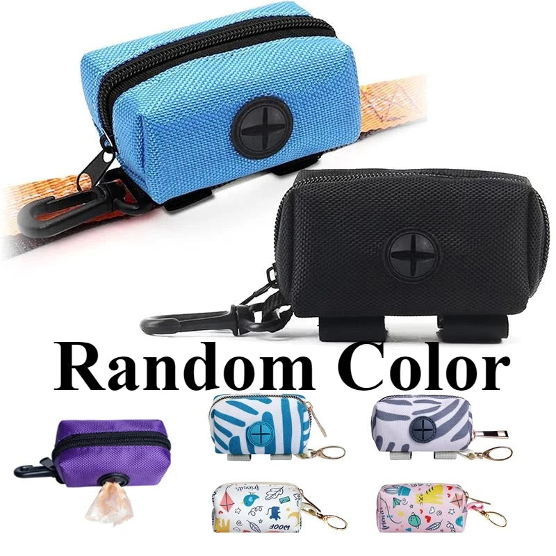 Una colección de bolsas y dispensadores para excrementos de mascotas en negro y azul, con varios patrones y colores.