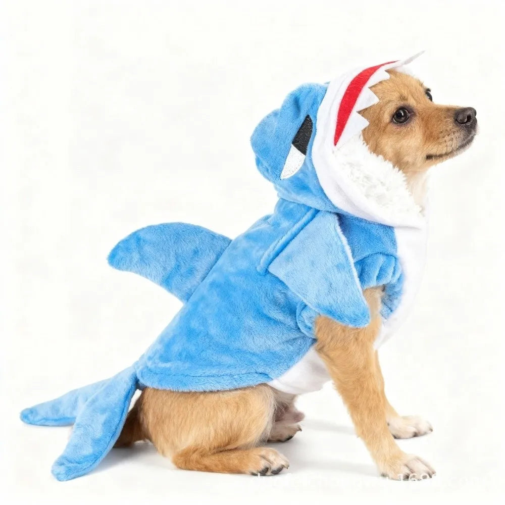 Un chien portant un costume de flanelle de requin bleu et blanc avec un détail de nageoire rouge.