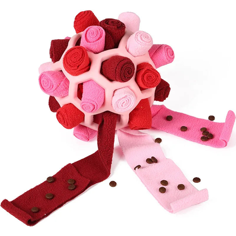 Rosa und rote Fleece-Snuffle-Spielzeug für Hunde mit Stoffriemen.