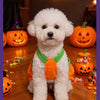 Un perro blanco esponjoso vistiendo un disfraz de calabaza de Halloween naranja sentado en un suelo de madera.