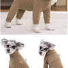 Traje de perro de forro polar térmico color canela, mostrado de pie y sentado, destacando su textura suave y diseño.