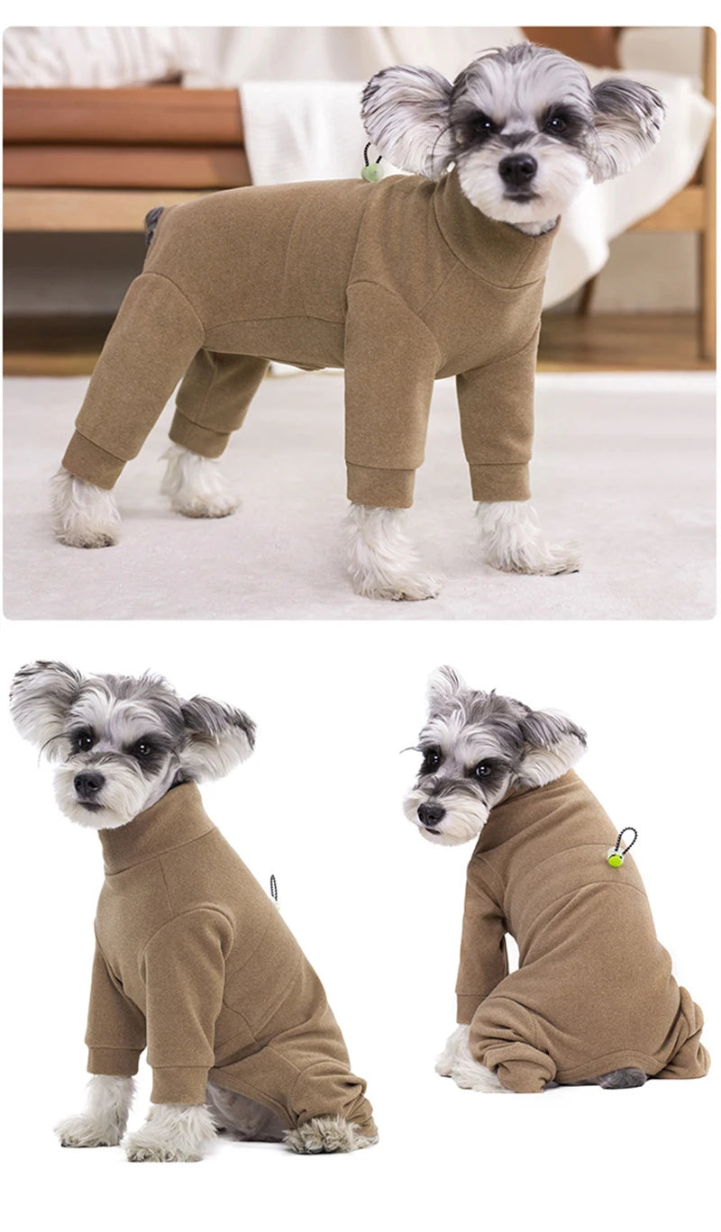 Traje de perro de forro polar térmico color canela, mostrado de pie y sentado, destacando su textura suave y diseño.