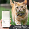 Gato atigrado naranja con collar de rastreo y un smartphone mostrando artículos rastreados.
