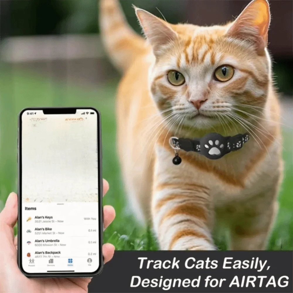 Gato atigrado naranja con collar de rastreo y un smartphone mostrando artículos rastreados.