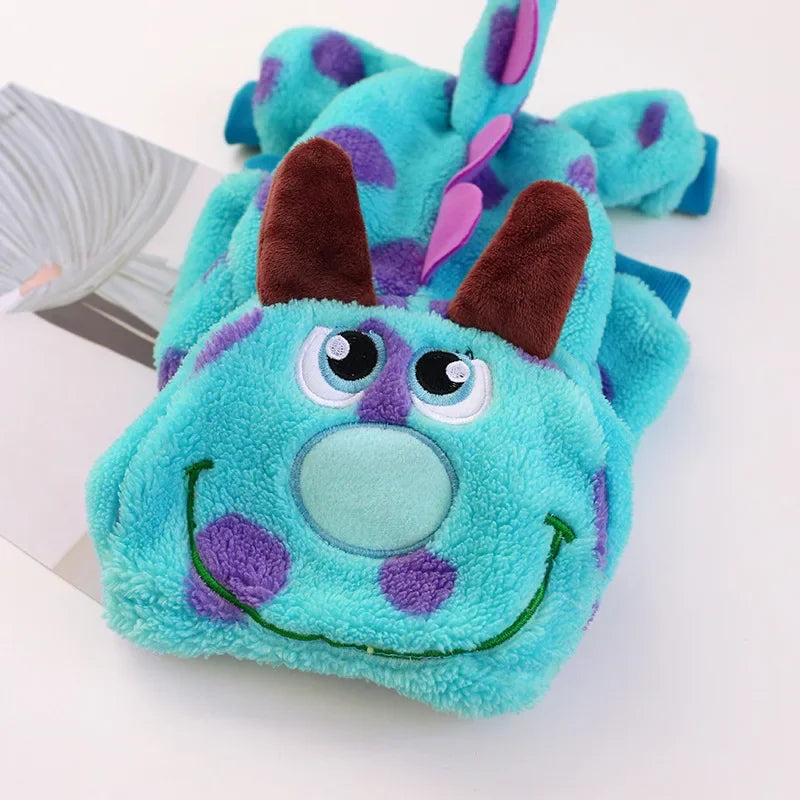 Costume de chien en polaire d'hiver moelleux avec de la fourrure bleue vive, des accents violets et des oreilles brunes.