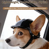 Un perro de color claro usando un casco de seguridad negro en el interior de un coche.