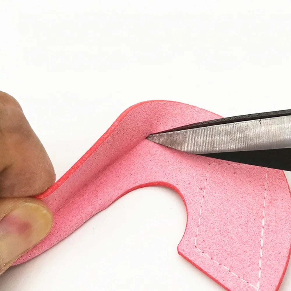 Una mano sostiene un collar rosa flexible diseñado para la recuperación de aves.