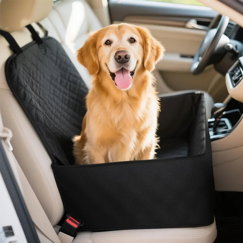 Un golden retriever está sentado en una funda para asiento de coche impermeable y protector tipo hamaca negra dentro de un ve