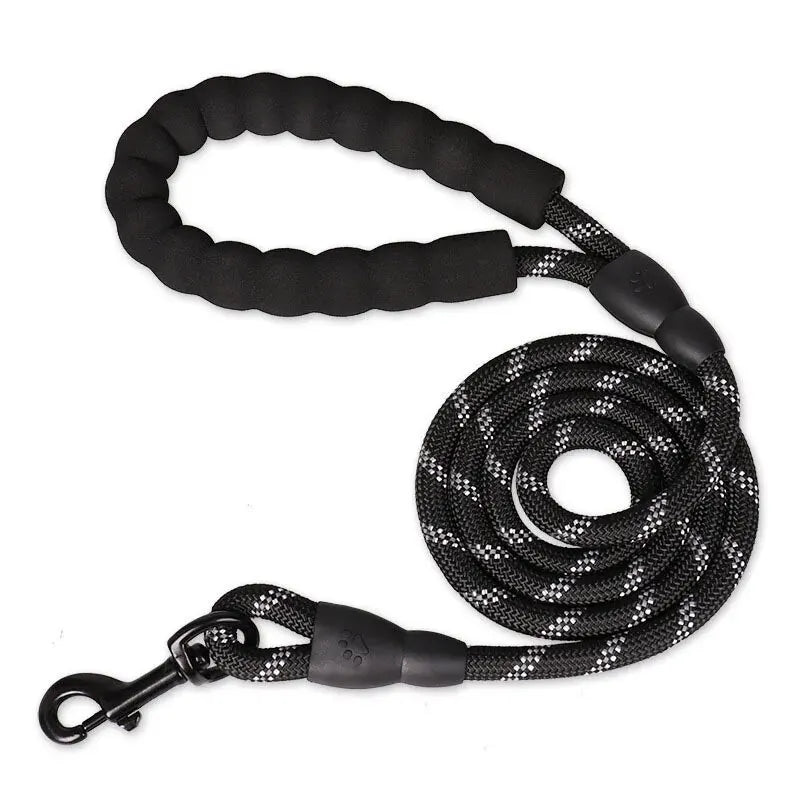 Correa de perro reflectante negra y resistente con asa acolchada enrollada y extendida.