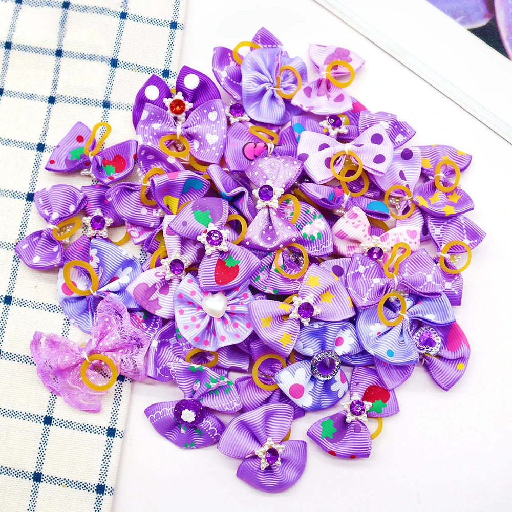 Eine Sammlung lila und rosa Fellbändel für Haustierhunde mit verschiedenen Mustern und Farben.