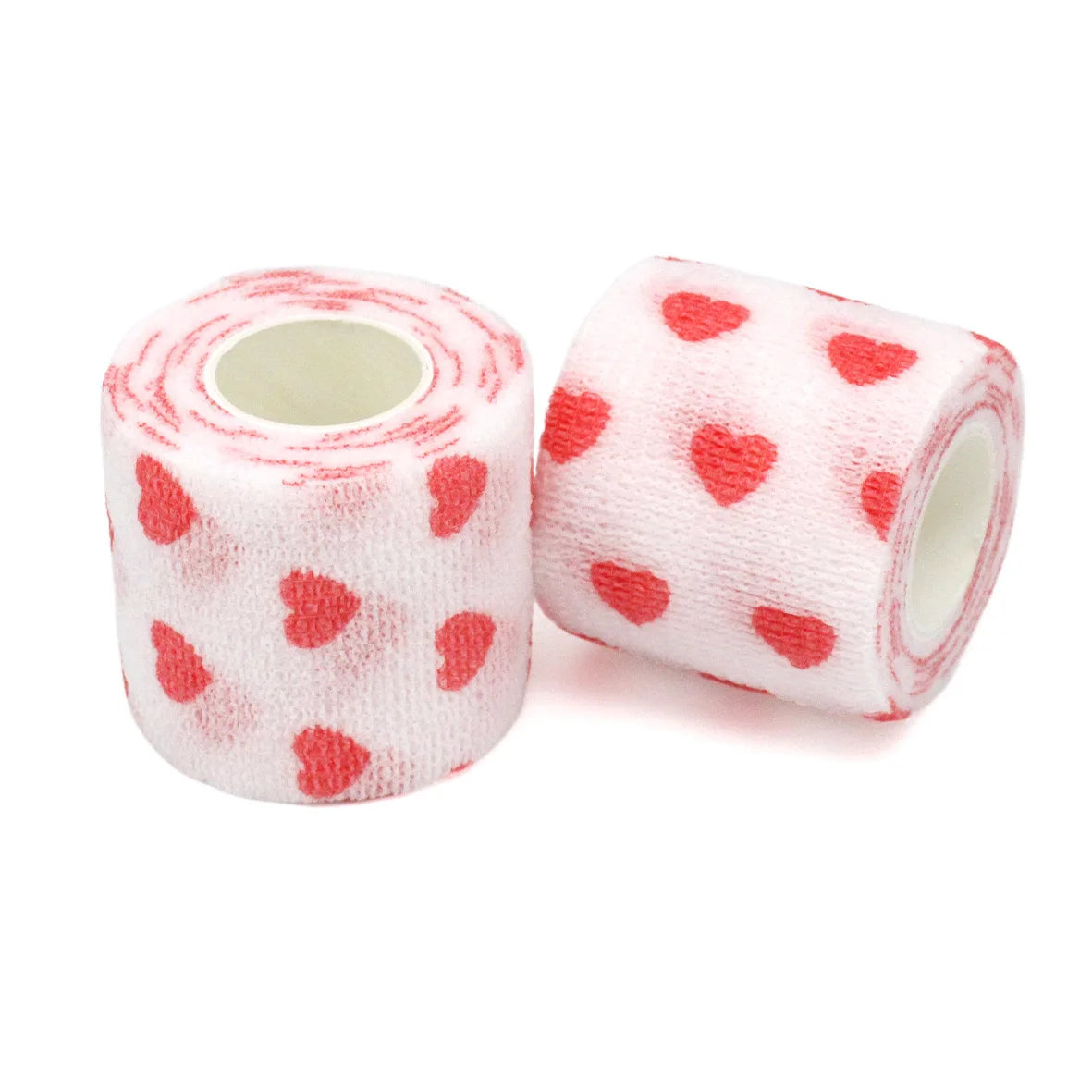 Rollo de tela rosa con patrones de corazón rojo usado como vendas de agarre autoadhesivas para mascotas