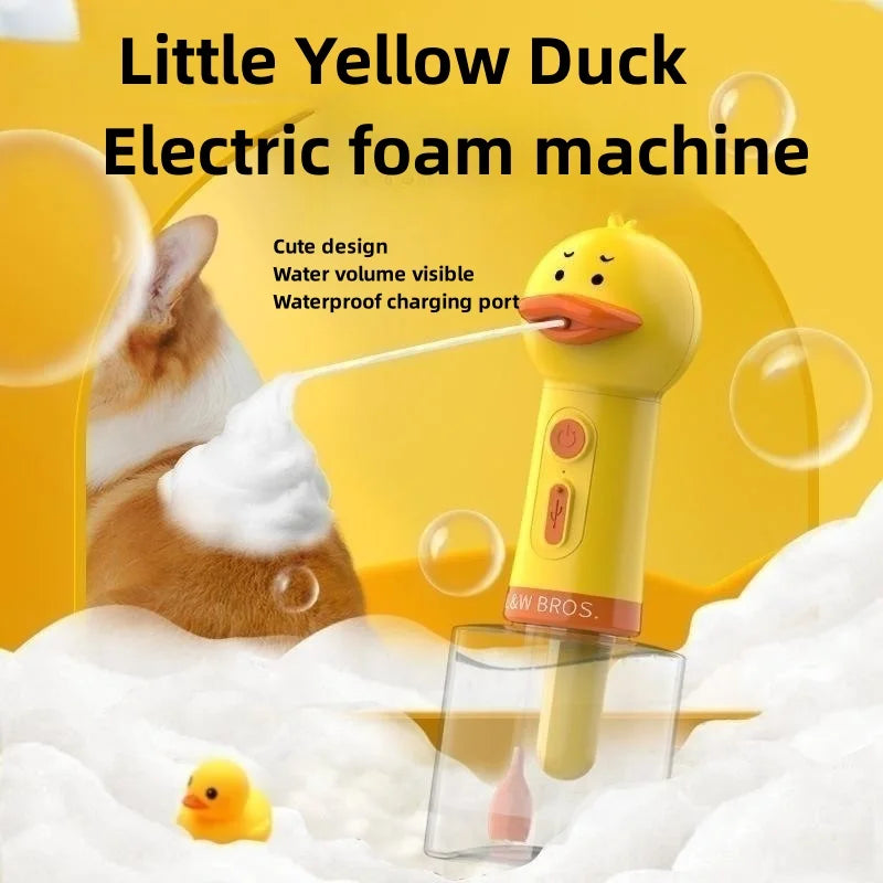 Una máquina de espuma eléctrica amarilla está dispensando agua sobre un patito de juguete amarillo en un baño de espuma blanc