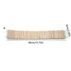 Pont en bois et clôture d'escalade faites de planches de bois clair, mesurant 40 cm ou 15,75 pouces de long et 6 cm ou 2,36 p