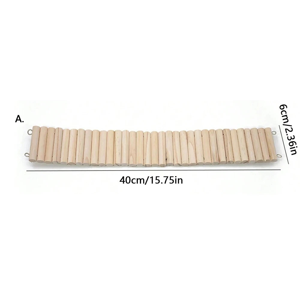 Pont en bois et clôture d'escalade faites de planches de bois clair, mesurant 40 cm ou 15,75 pouces de long et 6 cm ou 2,36 p