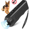 Un répulsif ultrasonique et entraîneur portable pour chien, montré à côté d'un chien.