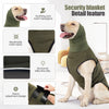 Un chien de couleur beige clair portant un gilet de sécurité vert olive avec une cagoule apaisante et un tissu en maille resp