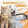 Ein weißer Hund und eine orange Katze benutzen ein elektrostatisches Tierhaarentfernungs-Mitt.