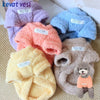 Colección de suéteres de invierno para perros suaves y cálidos en varios colores pastel como morado, naranja y azul.