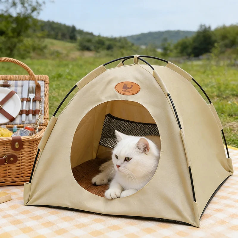Tente lit ombrage beige respirante pour animaux avec entrée arquée, montrant un chat blanc à l'intérieur.