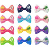 Colección de clips y lazos de pelo de colores para aseo de perros y gatos, en rosa, morado, verde y amarillo.