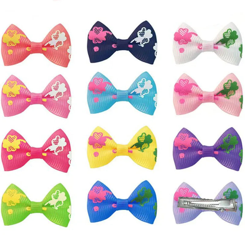Colección de clips y lazos de pelo de colores para aseo de perros y gatos, en rosa, morado, verde y amarillo.