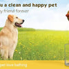 Un dispensador de baño de espuma automático amarillo para mascotas junto a un perro feliz en un campo verde.