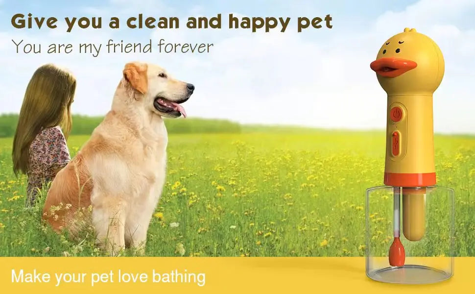 Un dispensador de baño de espuma automático amarillo para mascotas junto a un perro feliz en un campo verde.