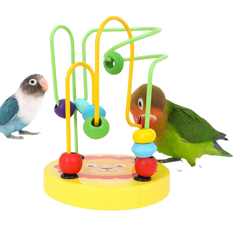 Natürliches Sammelspielzeug für Lovebirds mit bunten, gebogenen gelb-grünen Plastikteilen.