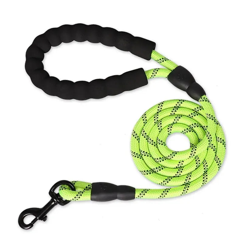 Correa de perro negra resistente reflectante con asa acolchada y cuerda trenzada verde lima brillante.