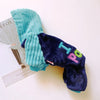 Costume de chien en polaire d'hiver avec un tissu texturé bleu sarcelle et bleu marine.