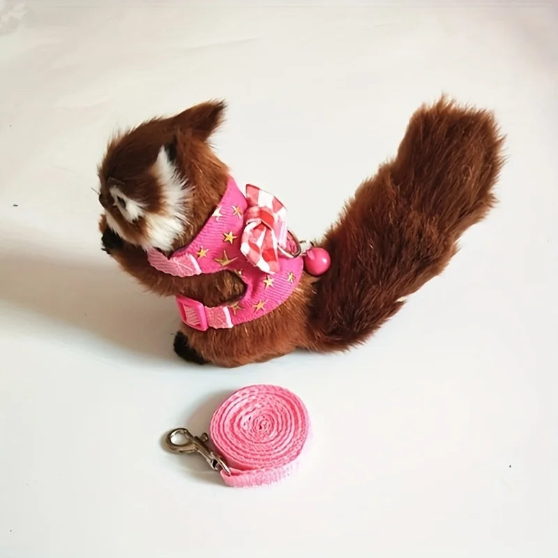 Brauner Hamster mit pinkem gemustertem Geschirr und rosa Leine.
