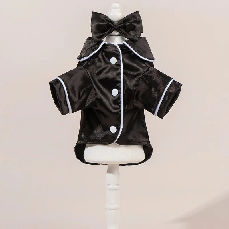 Pijamas para perro de satén negro con cinta para la cabeza, exhibidos en un maniquí blanco.