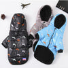 Abrigo acolchado negro con capucha térmico para perros o gatos junto a un abrigo estampado gris claro y azul.
