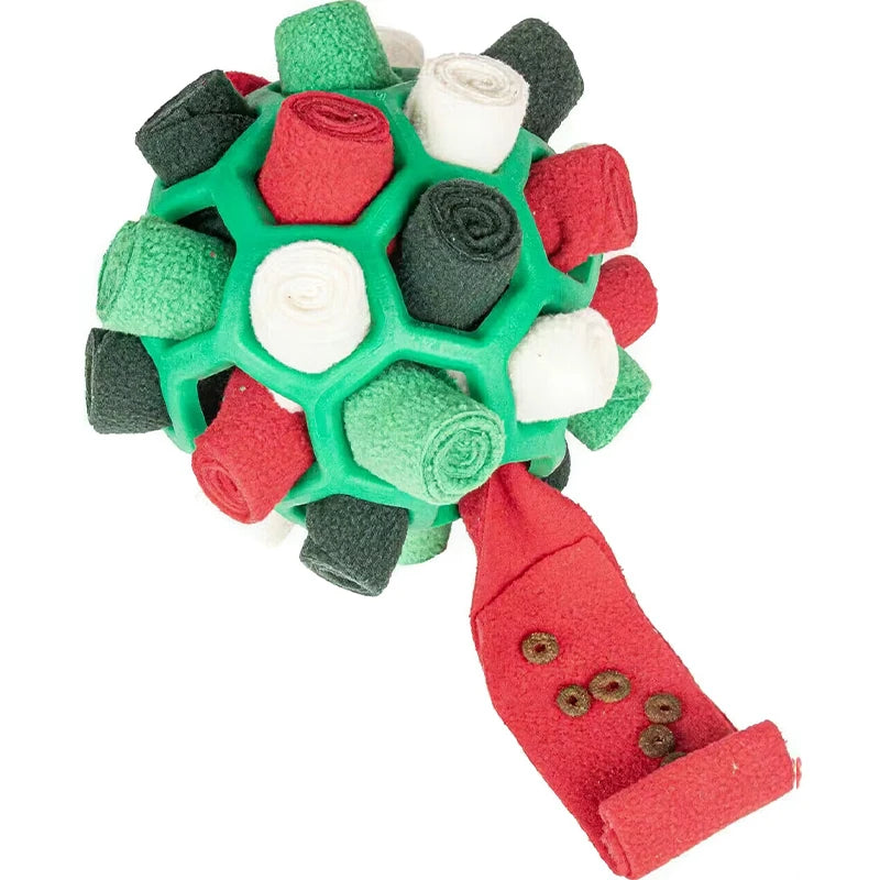 Grüßiges, kugelförmiges Fleece-Snuffle-Spielzeug mit gerolltem Stoff in Rot, Weiß und Dunkelgrün.