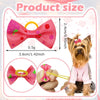 Un nœud pour chien en tricot rose avec une boucle jaune, montré à côté d'un Yorkshire Terrier.
