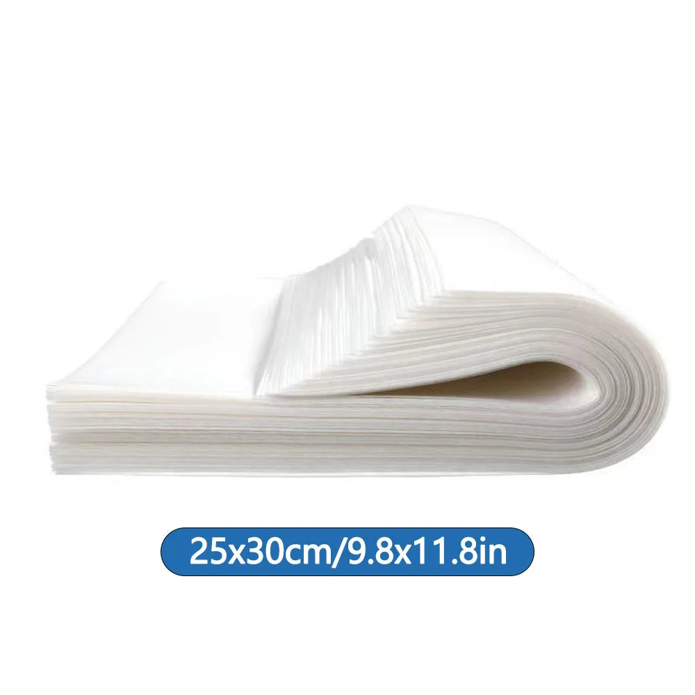Une pile de lingettes absorbantes pour urine d'animaux roulées pour le stockage.
