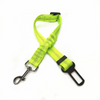 Arnés de seguridad para coche de perro verde lima brillante con correa de amortiguación negra y clip metálico.