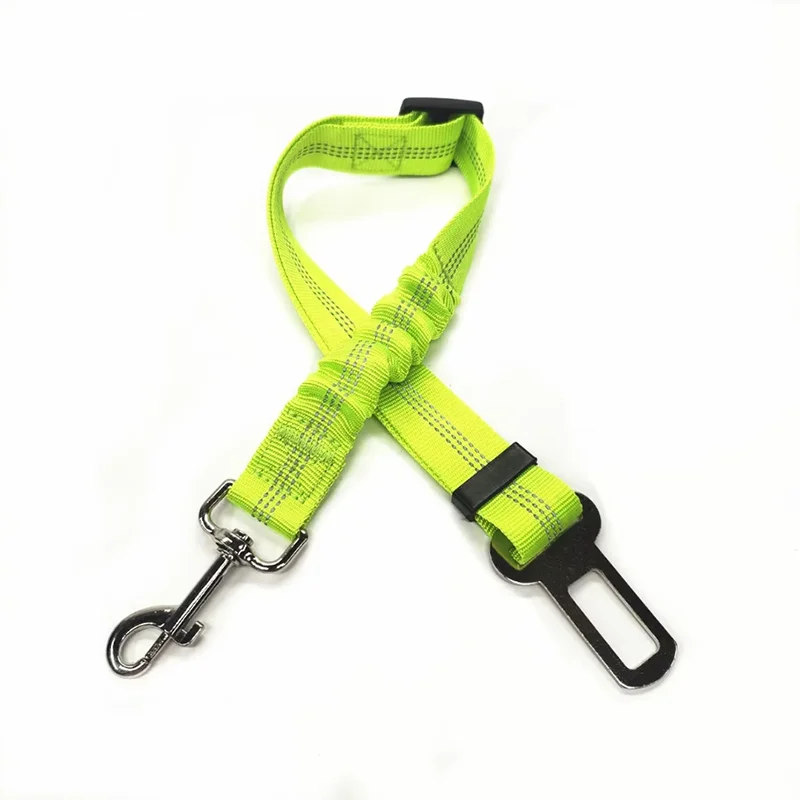 Arnés de seguridad para coche de perro verde lima brillante con correa de amortiguación negra y clip metálico.