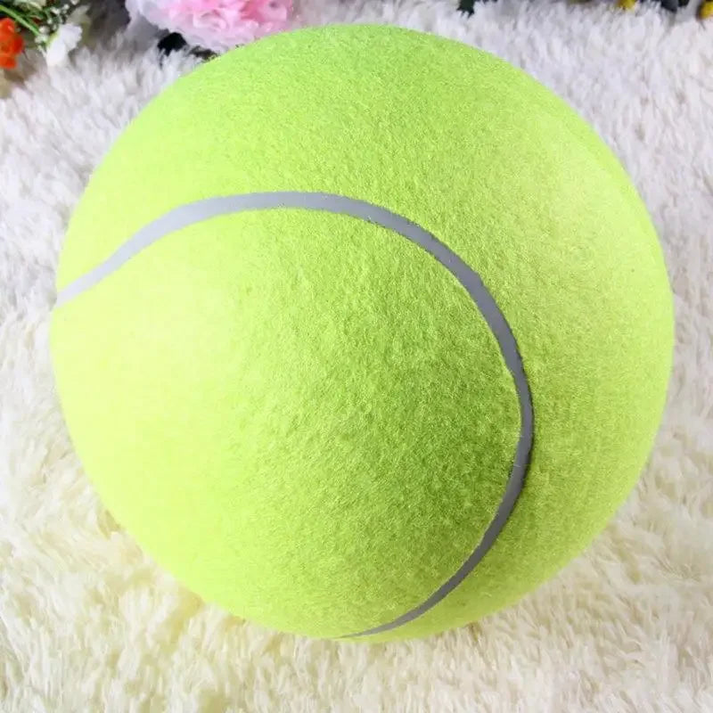 Une balle de tennis verte lime brillante en caoutchouc posée sur une surface blanche et duveteuse.