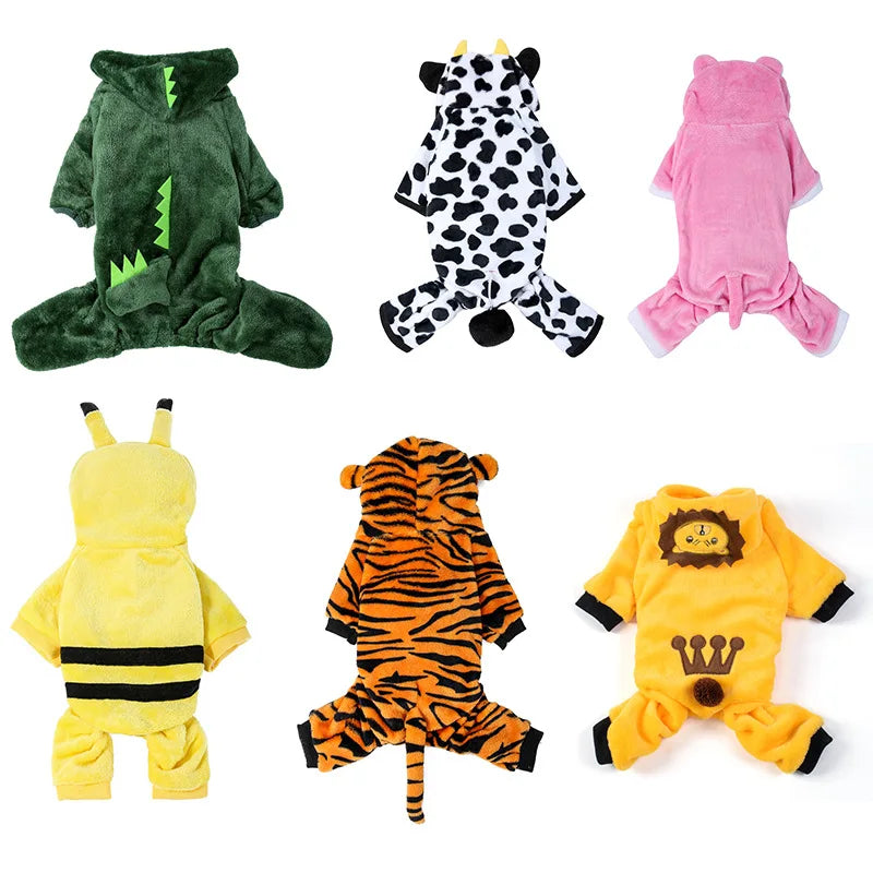 Une collection de quatre sweats à capuche en polaire pour chiens, en vert, noir et blanc, rose et jaune.