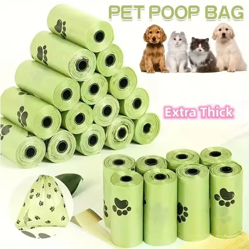 Une pile de sacs de déjections de chiens verts et plusieurs rouleaux individuels avec différentes races de chiens en arrière-