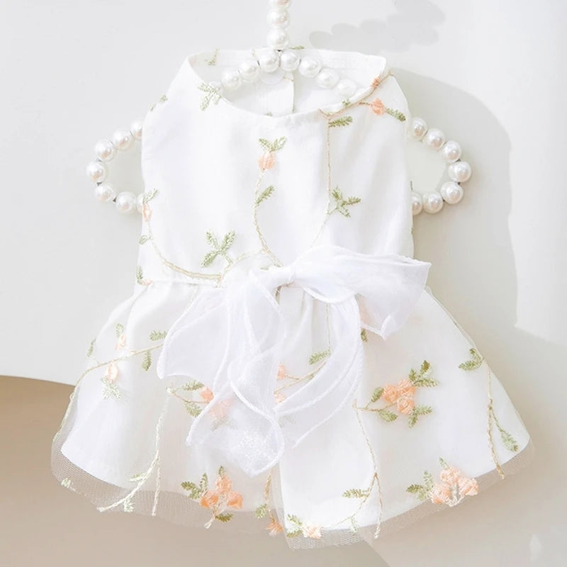 Vestido de princesa de malla blanca para perros con bordado floral y detalles de perla