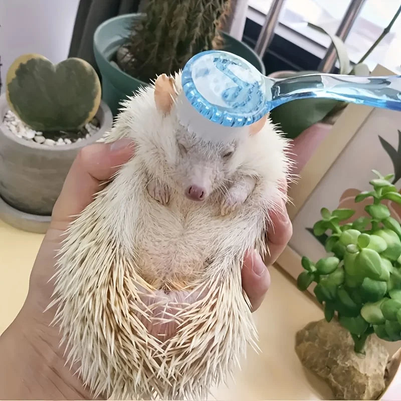 Eine Hand hält einen flauschigen weißen Hamster mit weichen Borsten, wahrscheinlich zum Pflegen.
