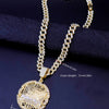 Collar de baño de oro con un colgante medallón detallado de la Última Cena en una cadena dorada.