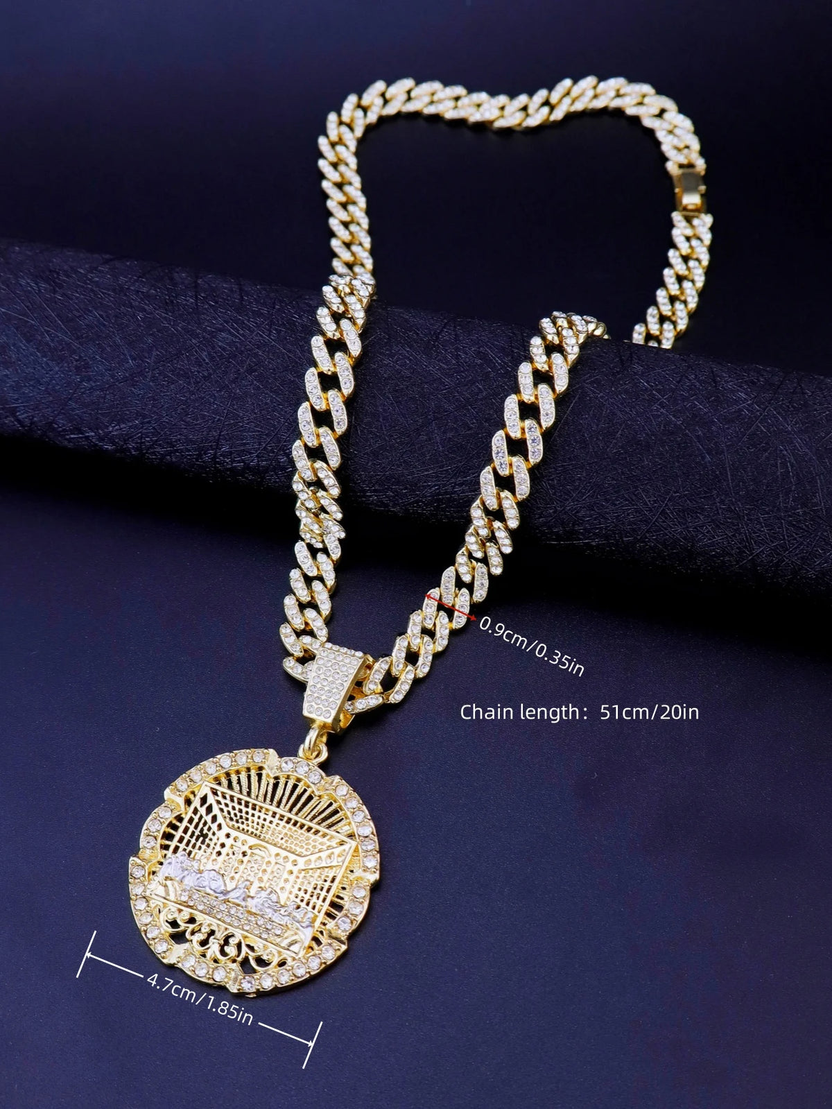 Collar de baño de oro con un colgante medallón detallado de la Última Cena en una cadena dorada.