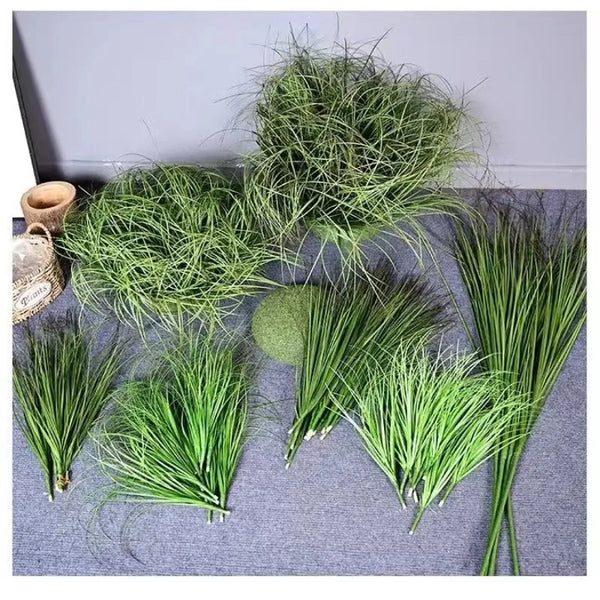 Eine Sammlung von grünen simulierten Zwiebelgräsern als Miniatur-Garten-Dekorationspflanzen.
