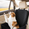 Un perro golden retriever está descansando en una funda protectora impermeable negra para asiento de coche en el asiento tras