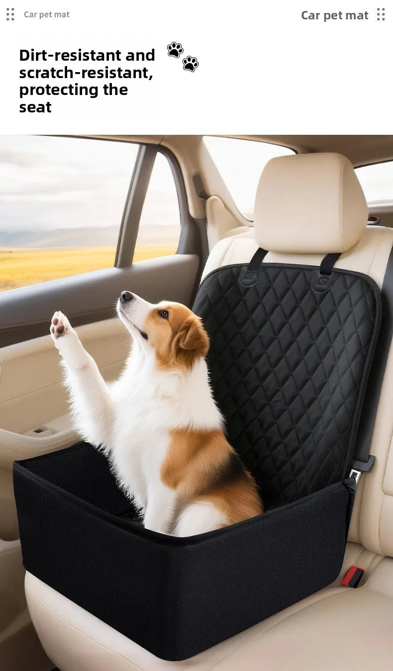 Un perro golden retriever está descansando en una funda protectora impermeable negra para asiento de coche en el asiento tras